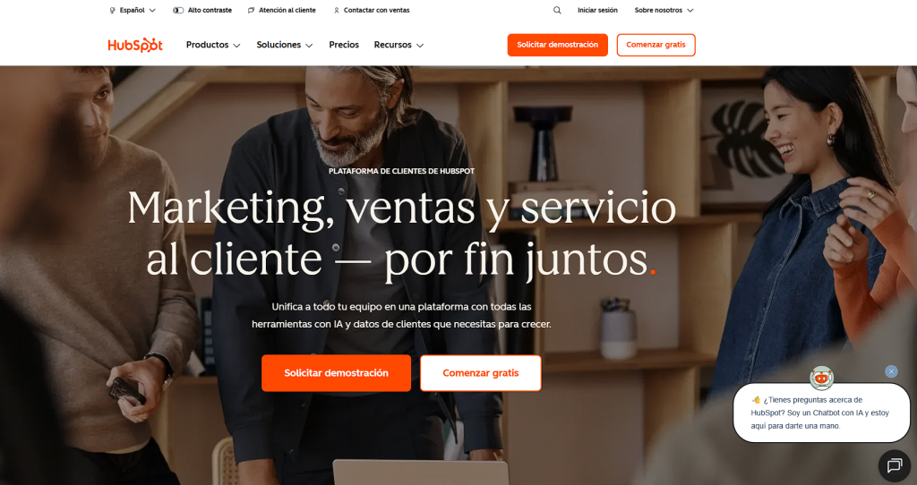 Página principal de HubSpot mostrando su plataforma unificada de marketing, ventas y servicio al cliente con opciones para comenzar gratis o solicitar una demostración.