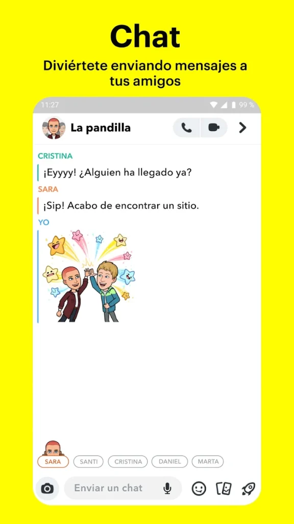 Pantalla de chat de Snapchat con bitmojis y mensajes entre amigos
